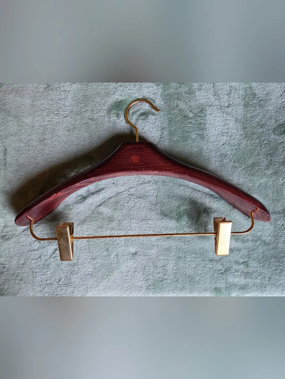 GUCCI Wood Suite Hanger With Gold Clips And Hardware